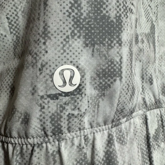 Lululemon Bombs Away Reversible Jacket White/Gray Printed Nylon Size L - Picture 8 of 10